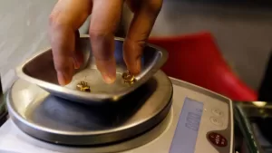 الذهب يخسر جاذبيته.. هل سيرتفع بعد إقالة باول؟ | إرم بزنس