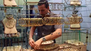 ارتفاع الذهب بنسبة 1.5% مع انخفاض الدولار والعوائد وترقب مفاوضات التجارة | إرم بزنس