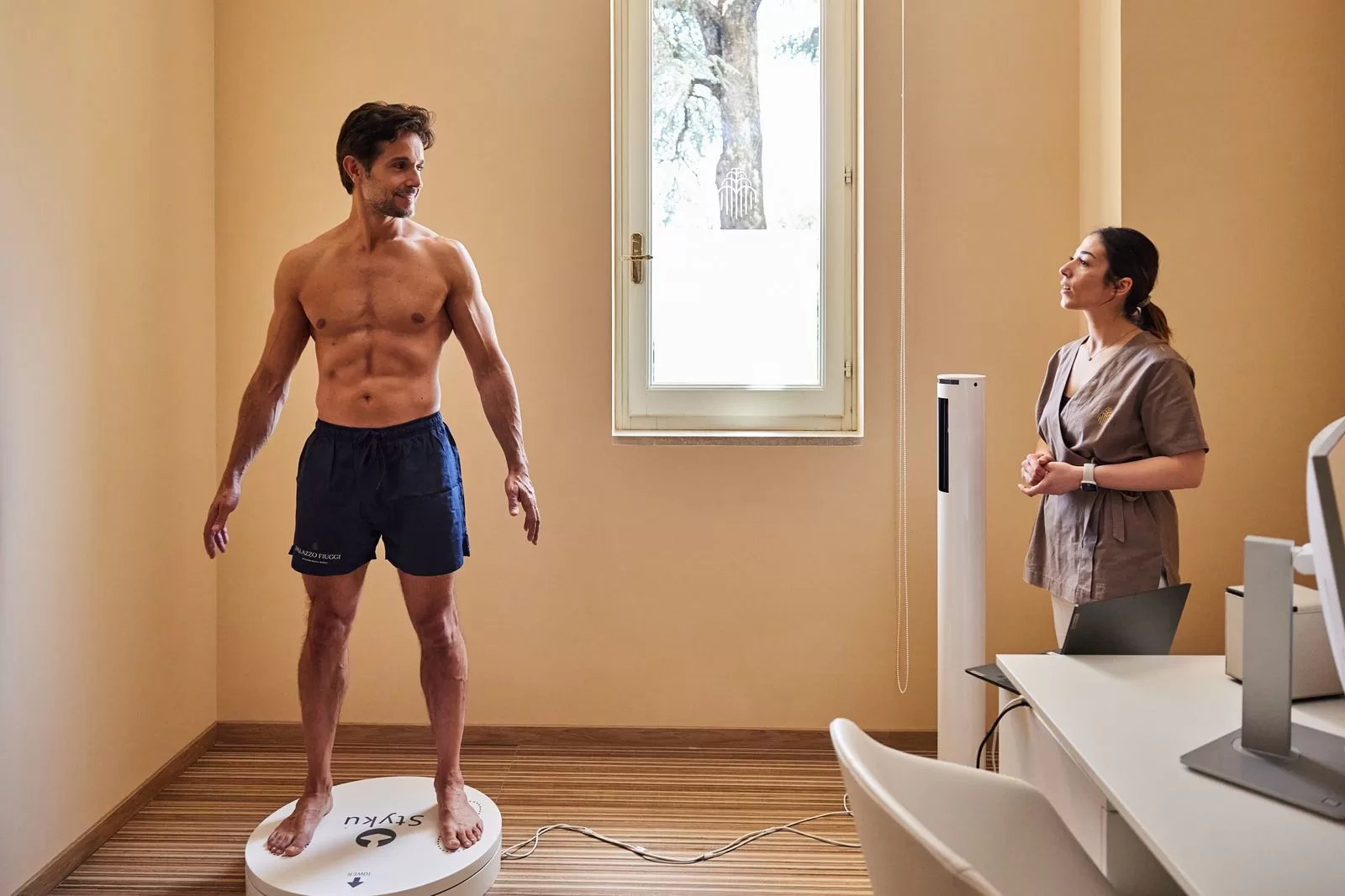 قد تحتوي الصورة على شخص بالغ أثاث طاولة مكتب إلكترونيات حاسوب كمبيوتر محمول كرسي ومكونات كمبيوتر