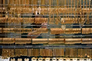 الذهب ينخفض بأكثر من 1% مع تقارير عن قرب توقيع اتفاق تجاري بين الولايات المتحدة وأوروبا