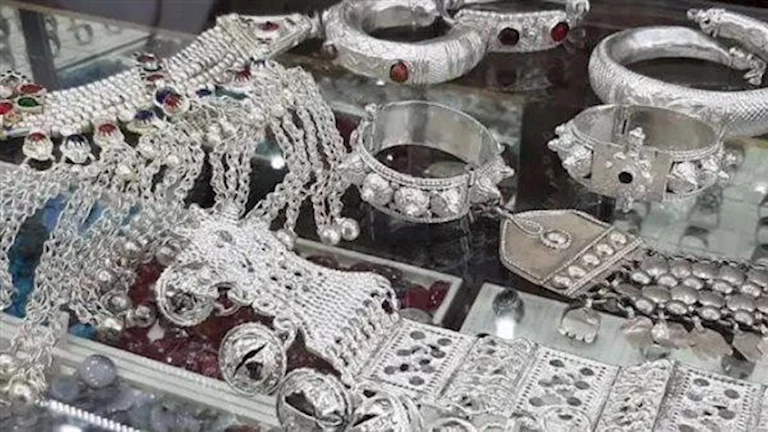 الفضة تتراجع من أعلى مستوى لها في نحو 14 عامًا مع ارتفاع الدولار