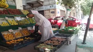 الفواكه أصبحت بعيدة عن متناول العديد، بينما تساعد الخضروات على تخفيف الضغوط في الأسواق الشعبية.