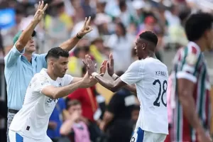 الهلال يكرم حمدالله بجائزة كأس العالم للأندية