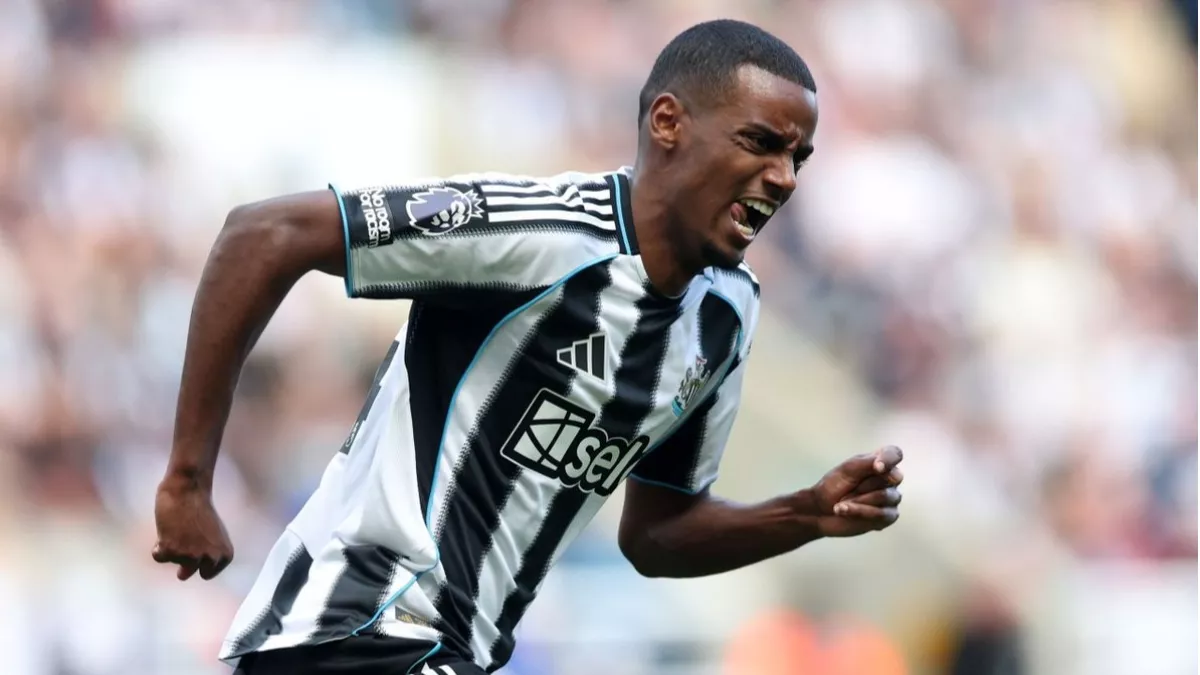 الهلال يواجه عقوبات بسبب صفقة إيزاك: إعلامي يكشف الحقيقة - المواطن نيوز