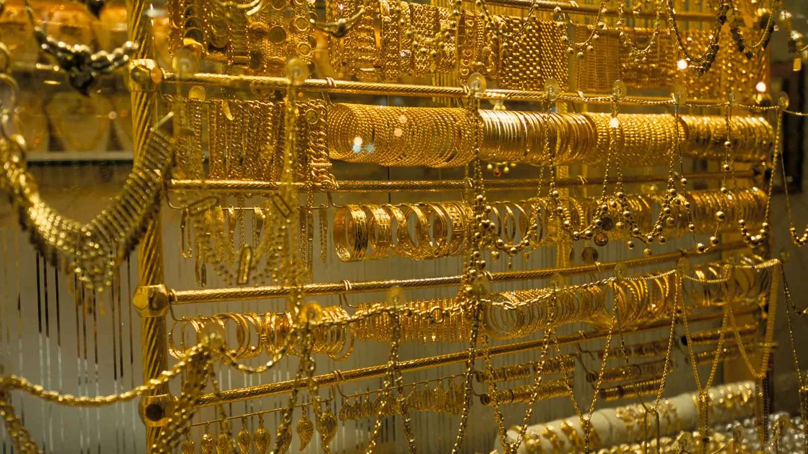 رغم ارتفاعه عالمياً.. سعر الذهب يتراجع في سوريا اليوم مع ارتفاع الليرة | إرم بزنس