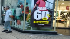 تخفيضات تصل إلى 60%… الأوكازيون الصيفي للملابس الجاهزة لا ينعش حركة الأسواق.