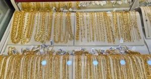 تراجع حاد في سعر الذهب إلى 122 مليون دونغ لكل تيل