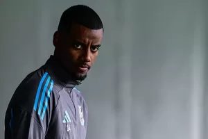 تقارير: الهلال يحضر عرضًا كبيرًا للتعاقد مع إيزاك