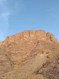 تقارير محلية – عملية إنقاذ مرتقبة لثلاثة مهاجرين إثيوبيين عالقين في جبل قرب عتق بشبوة