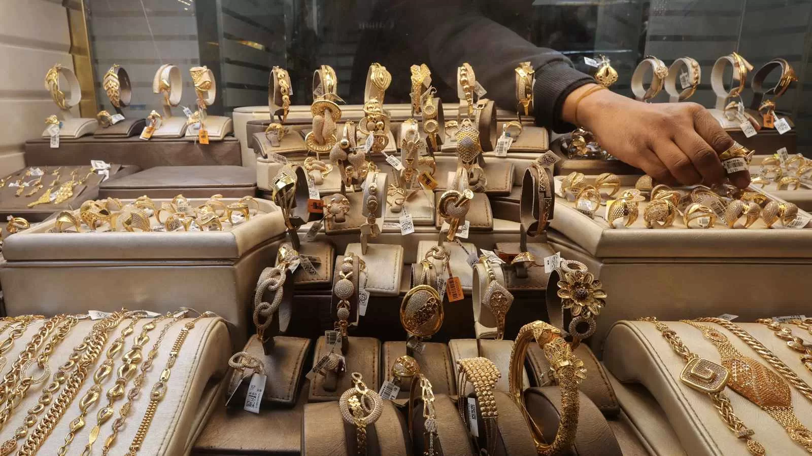 استقرار سعر الذهب في مصر اليوم.. «عيار 21» يسجل 4645 جنيهاُ | إرم بزنس