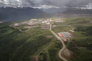 ثلاثة عمال محاصرون في منجم كريس الأحمر في نيومونت بكولومبيا البريطانية