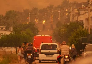 حرائق الغابات في أوروبا تؤثر على المسافرين—إليك ما تحتاج إلى معرفته