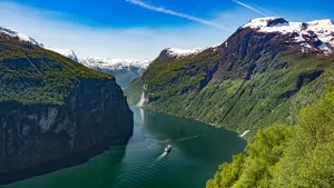 حصاد وتذوق المناظر الطبيعية البرية في النرويج أثناء الإبحار على الساحل