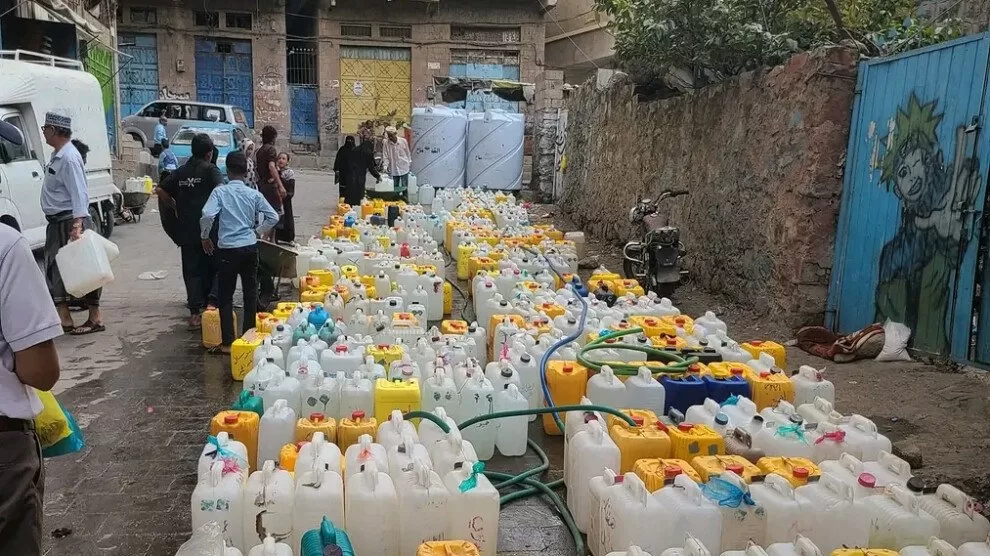 حكومة عدن تُبرز أزمة مياه تعز كقضية إنسانية ملحة لكن