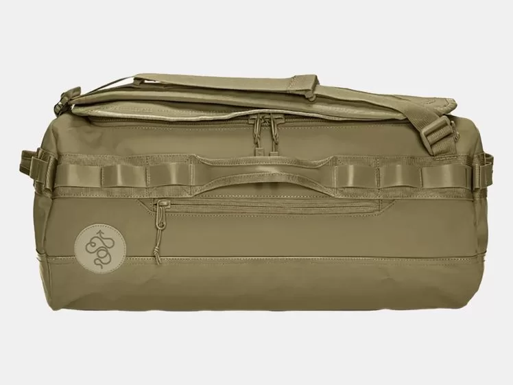 حقيبة رياضية خضراء