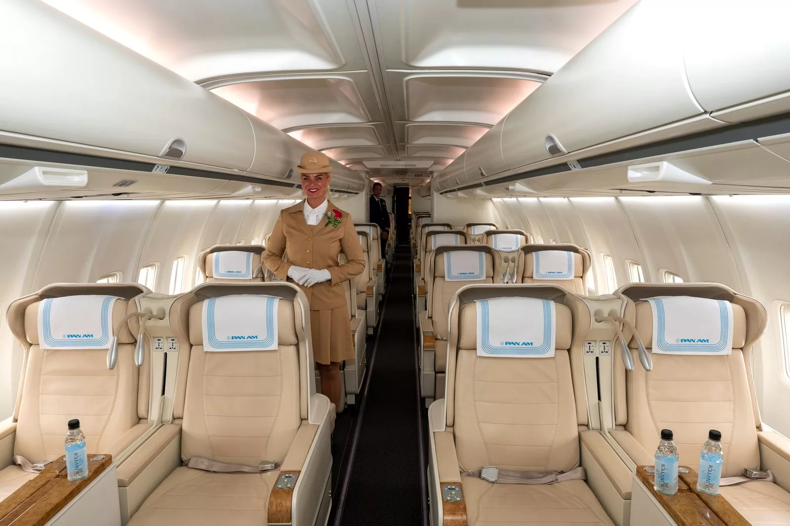 الصورة قد تحتوي على ملابس قفاز طائرة وسيلة نقل شخص بالغ قبعة كرسي وأثاث