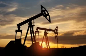 زيادة أسعار النفط وانخفاض قيمة الذهب على مستوى العالم