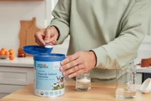 سئمت من العلامات التجارية التي تستخدم شراب الذرة وحليب البودرة، فأنشأت هذه الأم تركيبة حليب أطفال “نظيفة” خاصة بها