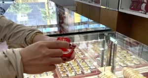 سعر الذهب اليوم 16 يوليو 2025: العاصفة لم تنيوزه، الذهب المحلي ينخفض عن 121 مليون، والذهب العالمي يتأرجح حول 3300 دولار.