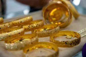 بعد انخفاض 90 جنيهاً في سعر عيار 21 مع المصنعية.. أسعار الذهب اليوم الأحد 3-8-2025 محلياً ودولياً | المصري اليوم