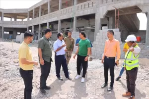 عناوين عدن – الزهري والسقاف يراجعا تقدم العمل في مشروع إنشاء مدرسة الشهيد سالم قطن في خور م.