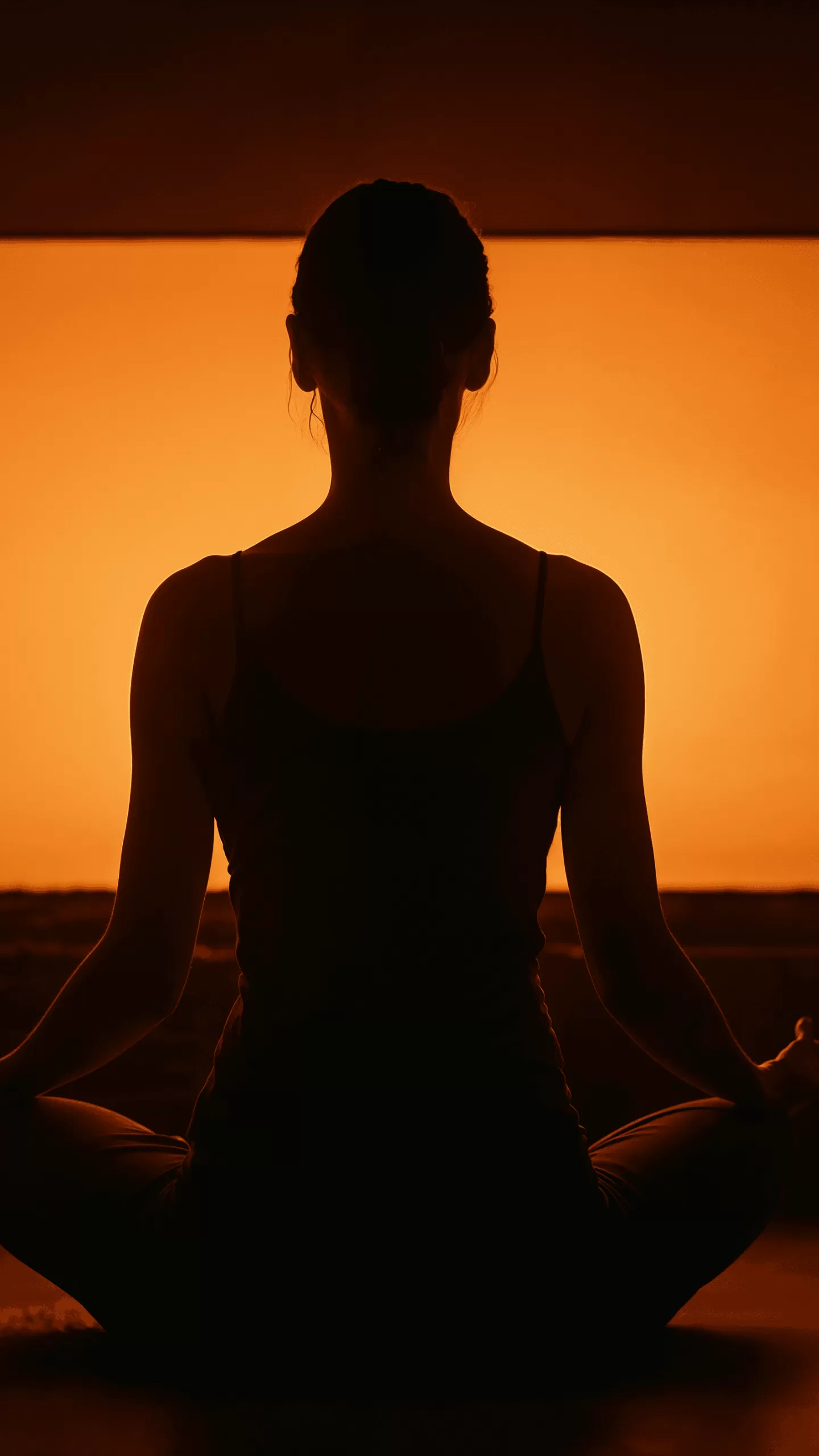 الصورة قد تحتوي على شخص بالغ ظهر جزء من الجسم لياقة رياضة ممارسة اليوغا