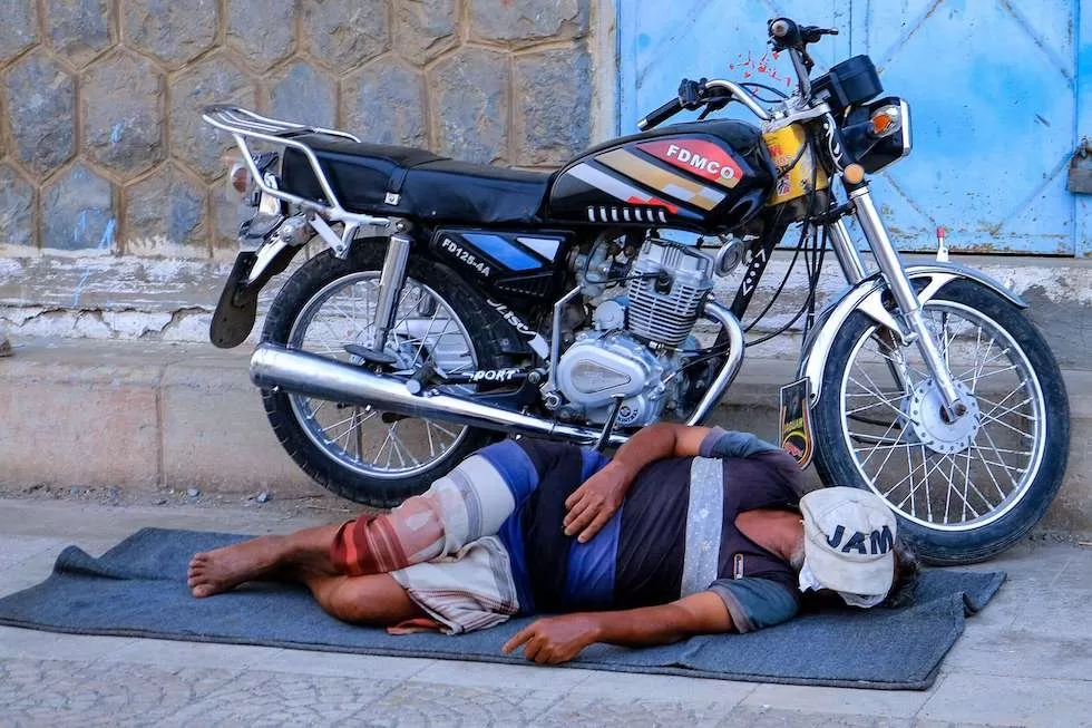 لهيب الصيف يشتد في عدن 20 ساعة بدون كهرباء