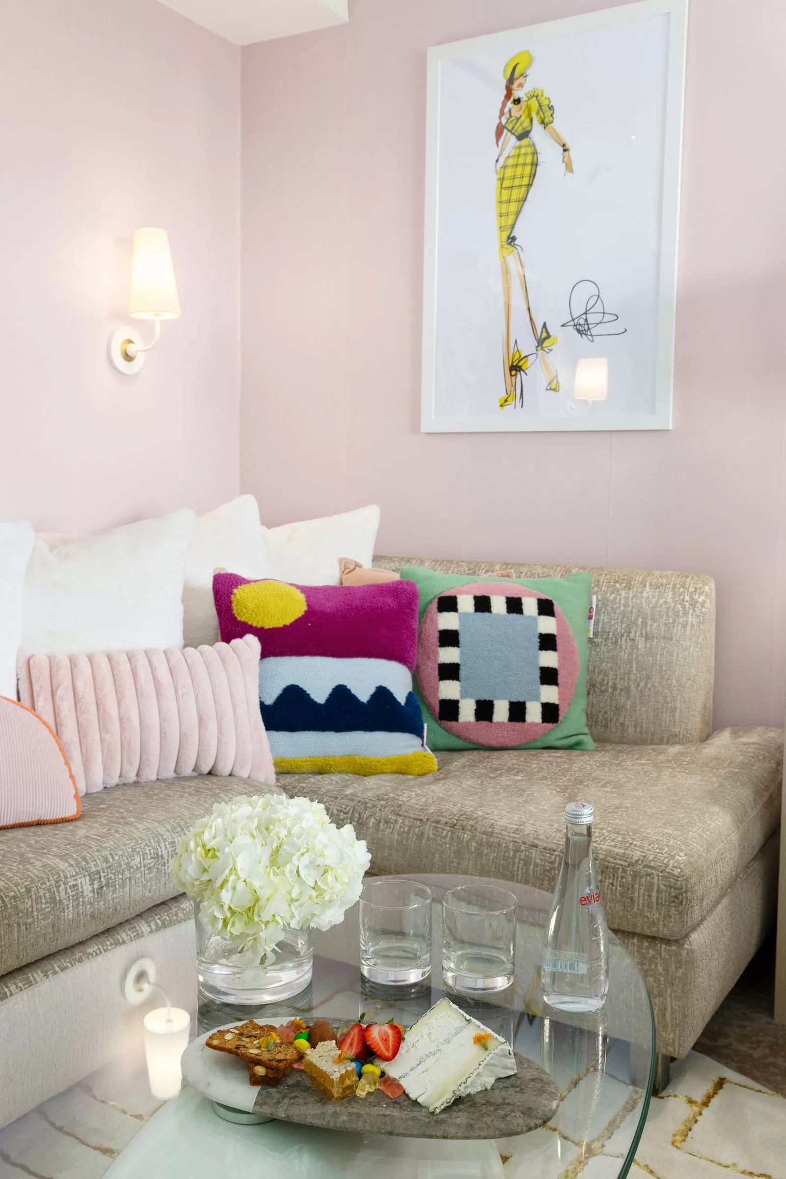 صورة قد تحتوي على وسائد أثاث إضاءة كوب عمارة مبنى داخل غرفة معيشة وغرفة