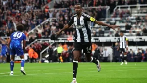 هل يتجه باريس لخطف إيزاك من ليفربول والهلال بعرض مالي ضخم؟ – سبورت 360