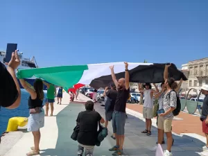 يونانيون يرفضون دخول سفينة سياحية إسرائيلية ويطردونها – شاشوف