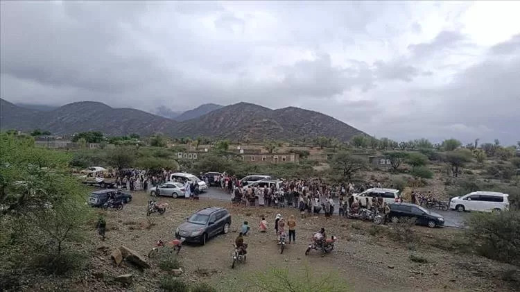 تظاهرات شعبية في لودر تطالب بفتح طريق عقبة ثرة