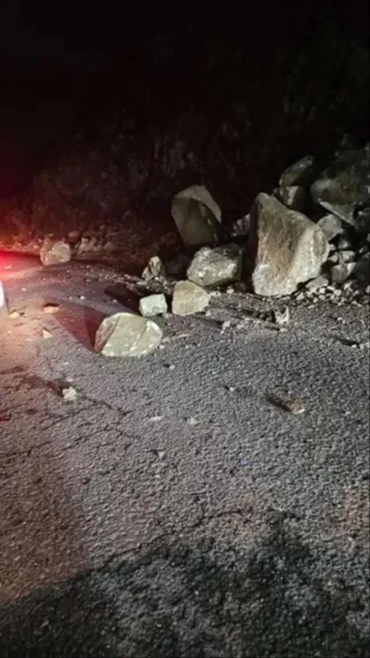 انهيار صخري مفاجئ يُغلق طريق جبل صبر في تعز