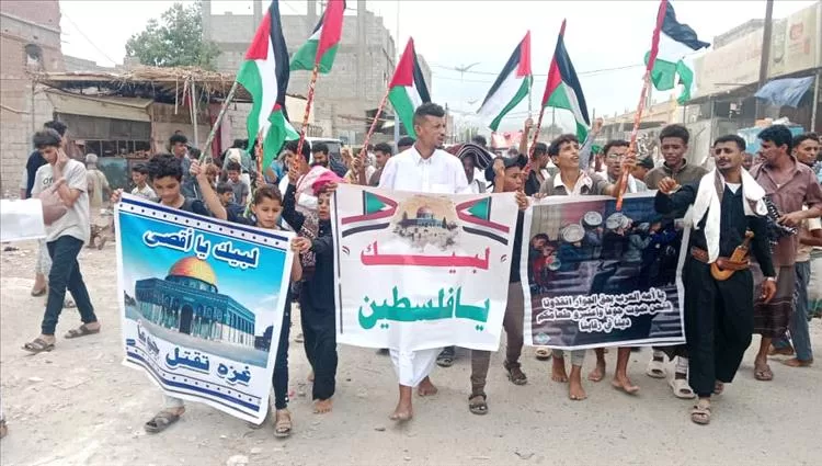 مسيرة حاشدة في مديرية خنفر تضامنًا مع الشعب الفلسطيني تنديدا بالابادة الجماعية