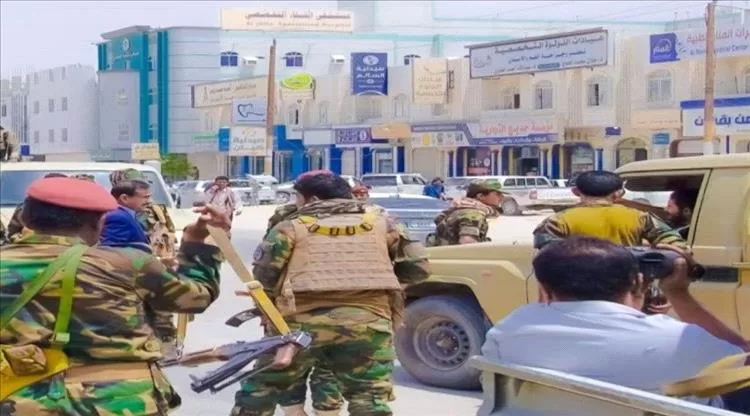 محافظ شبوة يشدّد على احترام القانون ويتدخل شخصياً لضبط مخالفة مرورية