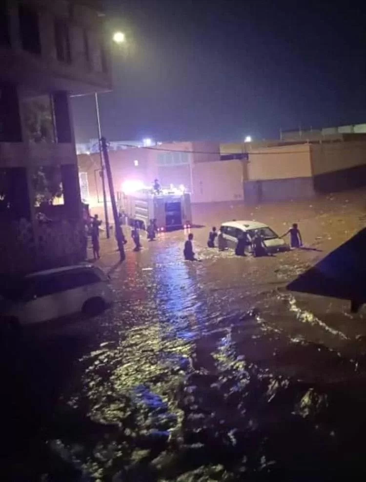 امطار غزيرة في عدن القديمة وغرق عدد من الشوارع
