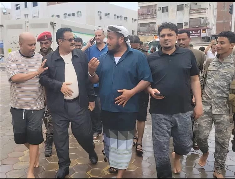 أخبار عدن - الداؤودي والحسيني يشرفان على أعمال شفط مياه الأمطار في عدد من شوارع مديرية الم