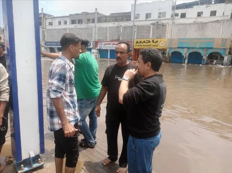 الزهري يتابع أعمال شفط مياه الأمطار في عدد من المواقع والشوارع بخورمكسر