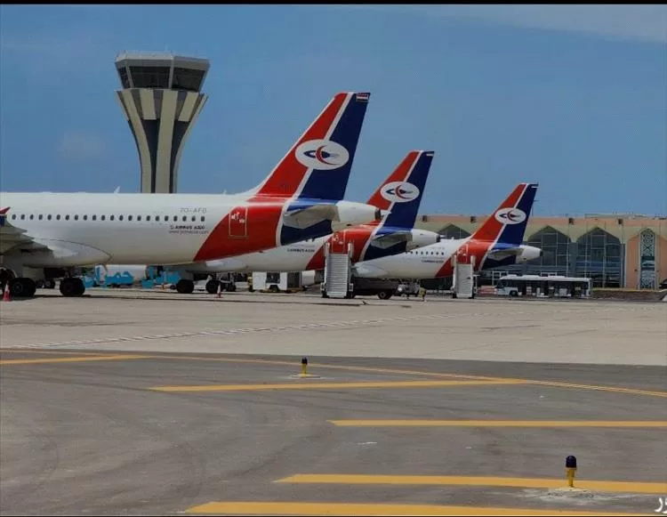 الأجهزة الأمنية بمطار عدن تُلقي القبض على مسافر متهم بتزوير بيانات شخصية