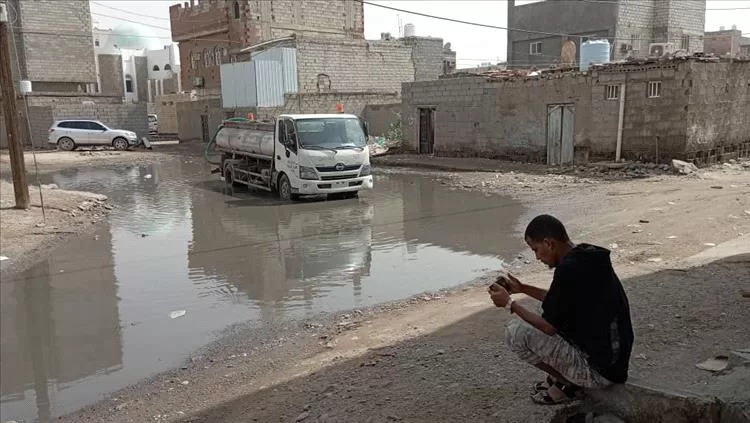 السلطة المحلية بالمنصورة تقوم بشفط مياه الأمطار من حي حاشد