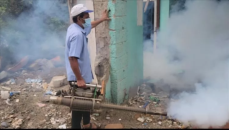 تنفيذ حملة الرش الضبابي والرذاذي في المنصورة بعدن