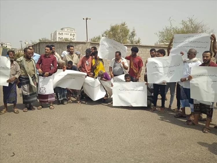 تجار ينفذون وقفة احتجاجية أمام مكتب النائب العام مطالبين بحقوقهم من شركة الأمناء للصرافة