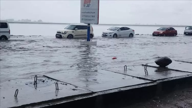 غرق خط الجسر الرابط بين المنصورة وخور مكسر بعدن جراء الأمطار الغزيرة