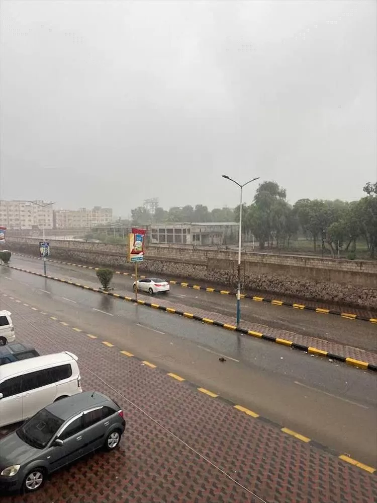 الدفاع المدني يدعو أهالي عدن لالتزام منازلهم والابتعاد عن أعمدة الإنارة