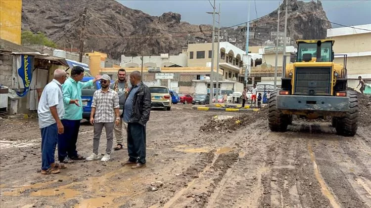 مدير عام صيرة يتفقد أعمال شفط مياه الأمطار ورفع المخلفات في المديرية