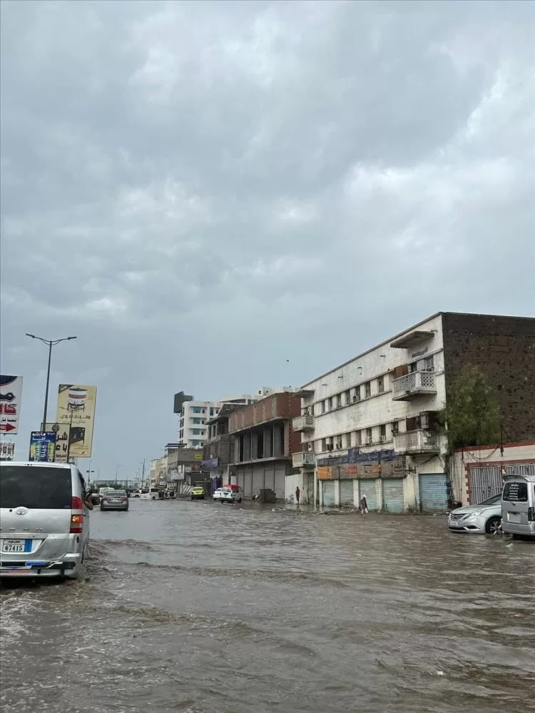 عشرات الشوارع في عدن تغرق بمياه الأمطار.. اختبار يكشف الغش في مشاريع الطرقات وغياب مصارف المياه