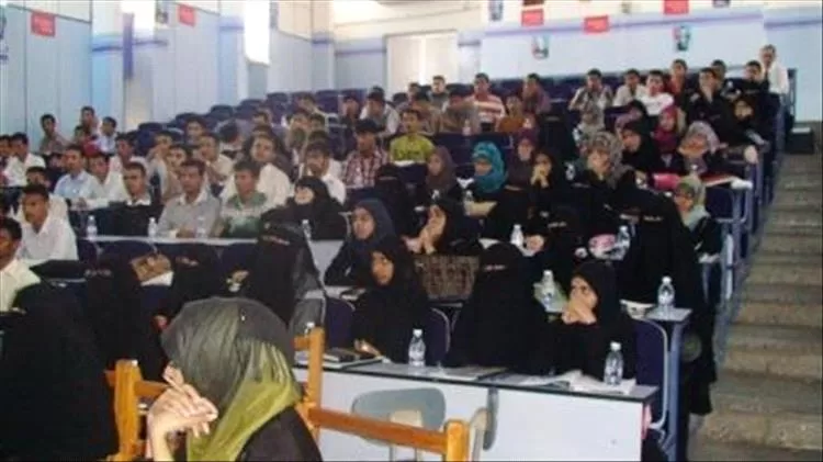 طلاب الجامعات الأهلية في عدن يناشدون الصحفي فتحي بن لزرق التدخل لخفض الرسوم الدراسية وربطها بسعر الصرف