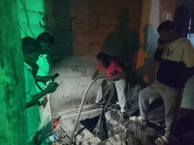 لجنة الطوارئ بخور مكسر تواصل جهودها لشفط مياه الأمطار ومعالجة آثار المنخفض الجوي