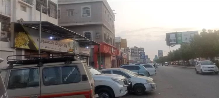 محلات بيع الجوالات بشارع عبدالعزيز بالمنصورة تواصل بيع البضائع بالريال السعودي بسعر صرف 550 يمني