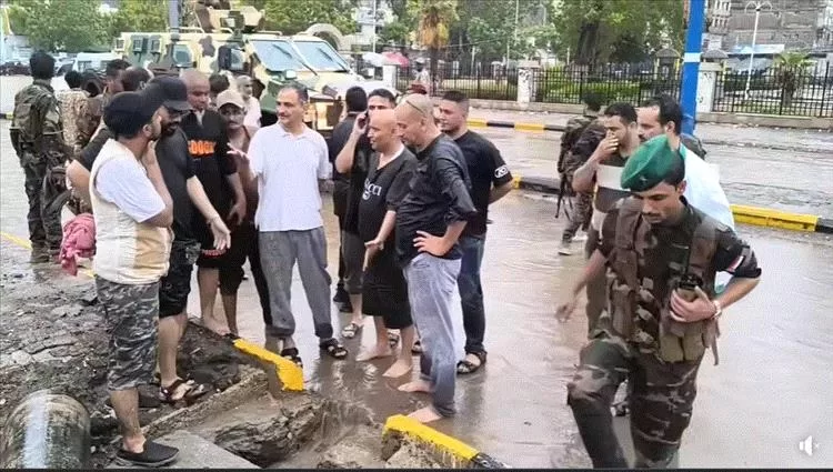 محافظ عدن يقوم بجولة تفقدية ويوجه بمضاعفة الجهود عقب هطول الأمطار