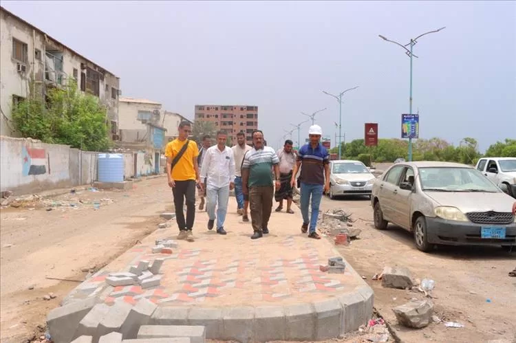 مدير عام خورمكسر يتفقد مشروع إعادة تأهيل رصيف الكورنيش